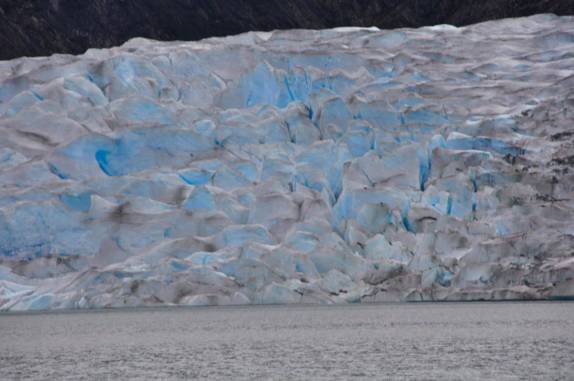 Muitas fissuras no gelo azul da Medenhall Glacier, em Juneau, a capital do Alaska